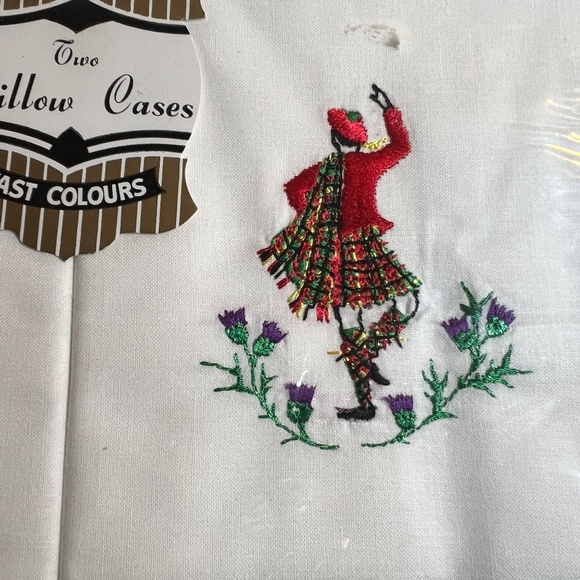 Vintage Pillowcase Set Boxed Embroidered Highland Dancers Standard New Red Green - Picture 2 of 9